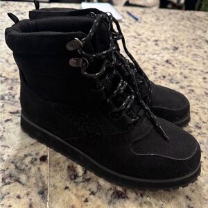 Women’s Snow Boots - NWOT - Size 9